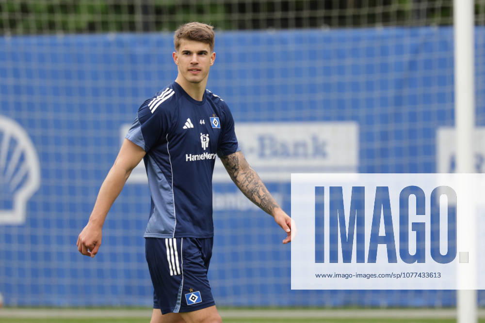 2026.05.13 Fussball 1. Bundesliga Hamburger Sportverein - Training am Volksparkstadion v.l. Luka Vuskovic (Hamburger SV , 44) (DFL regulations prohibit any use of photographs as image sequences and or quasi-video.