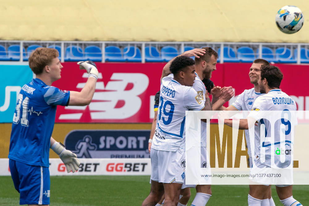 Players of FC Dynamo Kyiv congratulate midfielder Andriy Yarmolenko (C) upon scoring a penalty kick during the 2025 2026 Ukrainian Premier League Matchday 28 game against FC Kolos Kovalivka at the Valeriy Lobanovskyi Dynamo Stadium in Kyiv, Ukraine, on May 13, 2026. (Photo by Pavlo Bahmut Ukrinform) Dynamo Kyiv defeats Kolos Kovalivka 2-1 in Ukrainian Premier League match