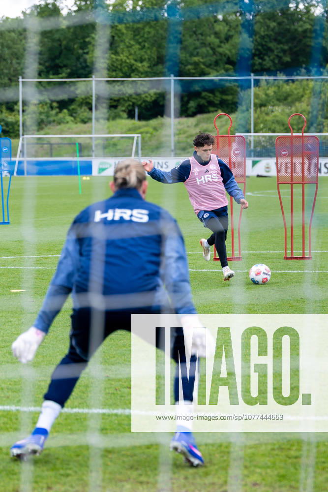 Fussball, Training des FC Schalke 04. Soufiane El-Faouzi (FC Schalke 04). Gelsenkirchen Trainingsgelände FC Schalke 04 NRW Deutschland xRHR-FOTO YYx