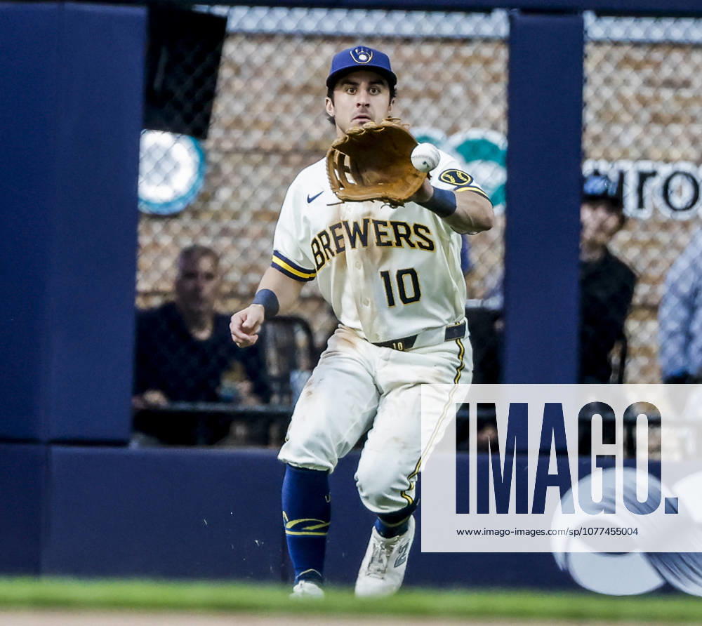 Milwaukee Brewers right fielder Sal Frelick fields a ball hit for a single by San Diego Padres catcher Freddy Fermin in the ninth inning of the MLB, Baseball Herren, USA game between the San Diego Padres and the Milwaukee Brewers at American Family Field in Milwaukee, Wisconsin on Thursday, May 14, 2026. The Brewers defeated the Padres 7-1. MIL20260514833 TANNENxMAURY