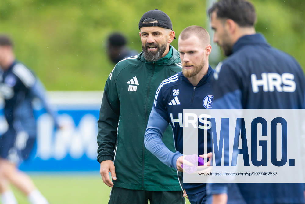 Fussball, Training des FC Schalke 04. Trainer Miron Muslic (FC Schalke 04). Gelsenkirchen Trainingsgelände FC Schalke 04 NRW Deutschland xRHR-FOTO YYx