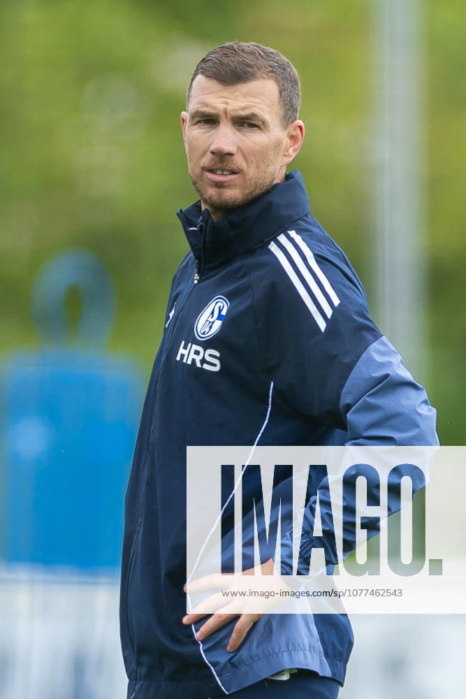 Fussball, Training des FC Schalke 04. Edin Dzeko (FC Schalke 04). Gelsenkirchen Trainingsgelände FC Schalke 04 NRW Deutschland xRHR-FOTO YYx