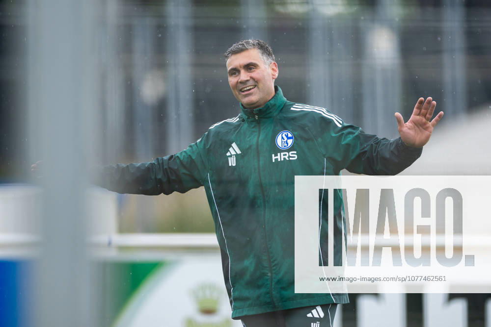 Fussball, Training des FC Schalke 04. Torwarttrainer Volkan Ünlü (FC Schalke 04). Gelsenkirchen Trainingsgelände FC Schalke 04 NRW Deutschland xRHR-FOTO YYx