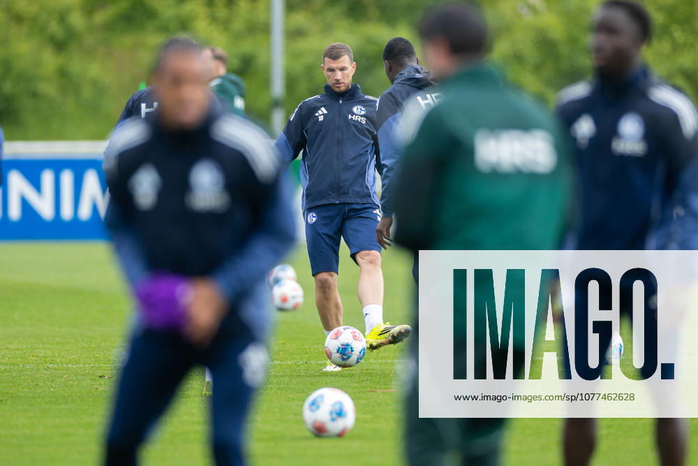 Fussball, Training des FC Schalke 04. Edin Dzeko (FC Schalke 04). Gelsenkirchen Trainingsgelände FC Schalke 04 NRW Deutschland xRHR-FOTO YYx