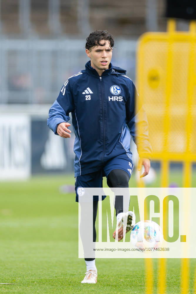 Fussball, Training des FC Schalke 04. Soufiane El-Faouzi (FC Schalke 04). Gelsenkirchen Trainingsgelände FC Schalke 04 NRW Deutschland xRHR-FOTO YYx