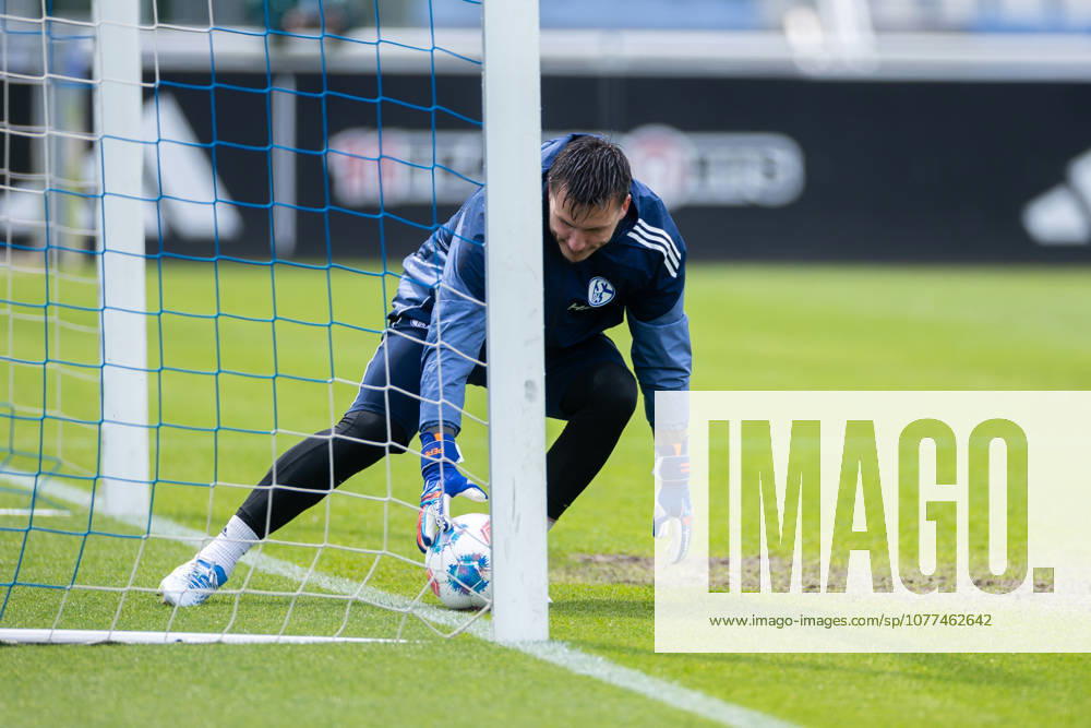 Fussball, Training des FC Schalke 04. Torwart Kevin Müller (FC Schalke 04) kratzt den Ball von er Linie, Gelsenkirchen Trainingsgelände FC Schalke 04 NRW Deutschland xRHR-FOTO YYx