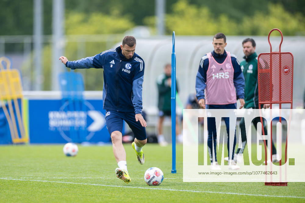 Fussball, Training des FC Schalke 04. Edin Dzeko (FC Schalke 04). Gelsenkirchen Trainingsgelände FC Schalke 04 NRW Deutschland xRHR-FOTO YYx