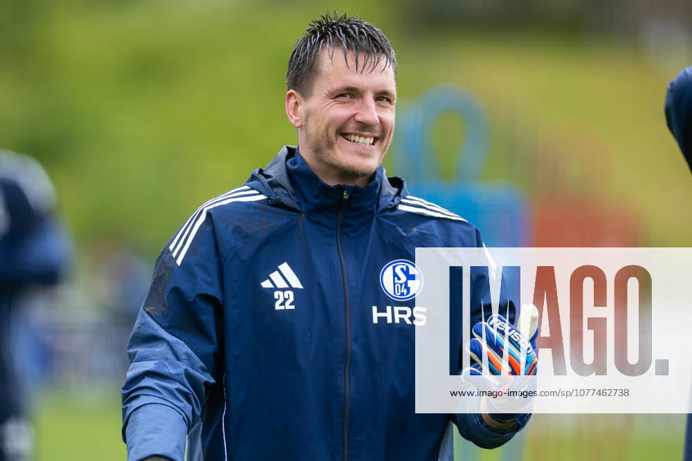 Fussball, Training des FC Schalke 04. Torwart Kevin Müller (FC Schalke 04) lacht. Gelsenkirchen Trainingsgelände FC Schalke 04 NRW Deutschland xRHR-FOTO YYx
