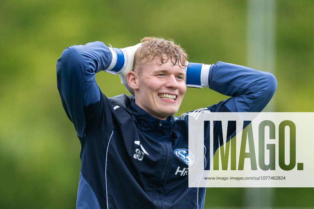 Fussball, Training des FC Schalke 04. Torwart Johannes Siebeking (FC Schalke 04) lacht. Gelsenkirchen Trainingsgelände FC Schalke 04 NRW Deutschland xRHR-FOTO YYx