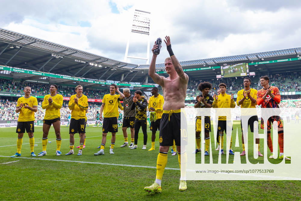 34. Spieltag in der 1. Fussball Bundesliga, SV Werder Bremen - Borussia Dortmund. Julian Brandt (Borussia Dortmund) bedankt und verabschiedet sich bei den Fans. Bremen Weserstadion Bremen Deutschland xRHR-FOTO DEx