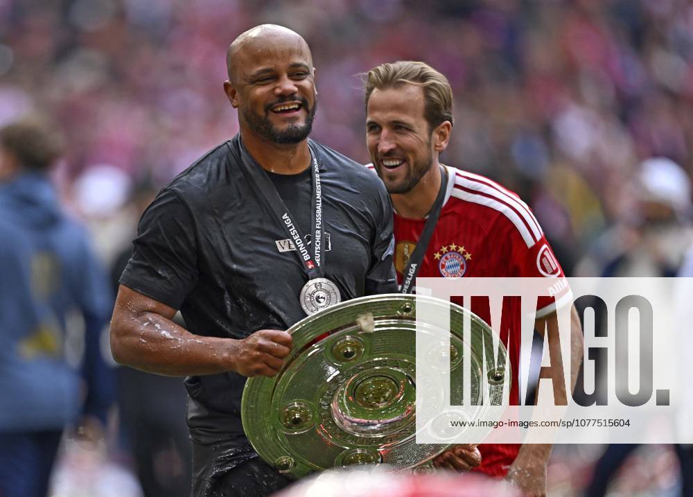 Fussball Bundesliga 2025 2026, 34.Spieltag, FC Bayern München - 1.FC Köln, in der Allianz-Arena München, v.l. Trainer Vincent Kompany (FC Bayern München) und Harry Kane (FC Bayern München) feiern mit Meisterschale