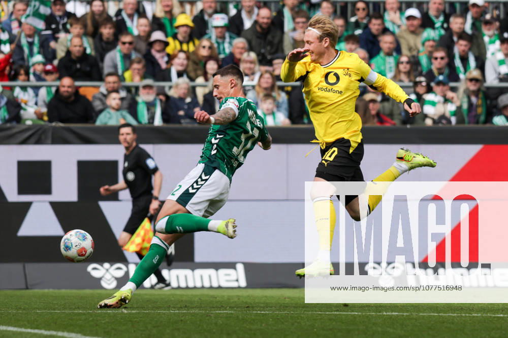 Fussball 1.Bundesliga, SV Werder Bremen - Borussia Dortmund v.l. Marco Friedl (Werder Bremen), Julian Brandt (Borussia Dortmund) Bremen
