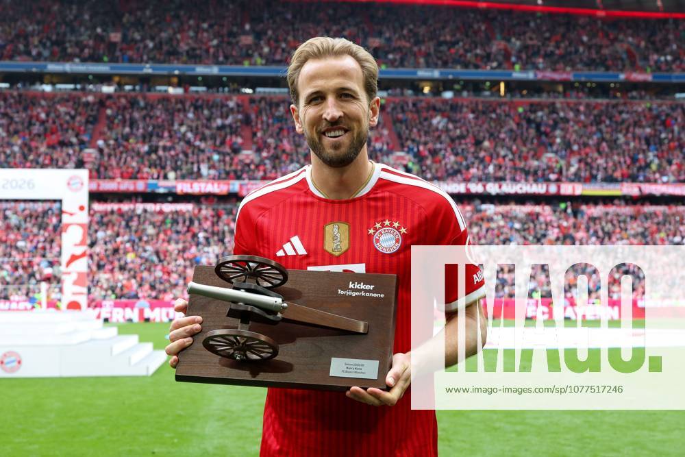 Harry Kane 9 (FC Bayern Muenchen) bekommt die Torjaegerkanone, FC Bayern Muenchen vs. 1. FC Koeln, Fussball, 1. Bundesliga, 34. Spieltag, 16.05.2026 DFL DFB regulations prohibit any use of photographs as image sequences and or quasi-video Muenchen Bayern Deutschland
