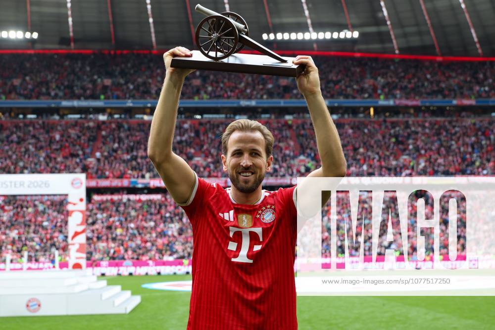 Harry Kane 9 (FC Bayern Muenchen) bekommt die Torjaegerkanone, FC Bayern Muenchen vs. 1. FC Koeln, Fussball, 1. Bundesliga, 34. Spieltag, 16.05.2026 DFL DFB regulations prohibit any use of photographs as image sequences and or quasi-video Muenchen Bayern Deutschland
