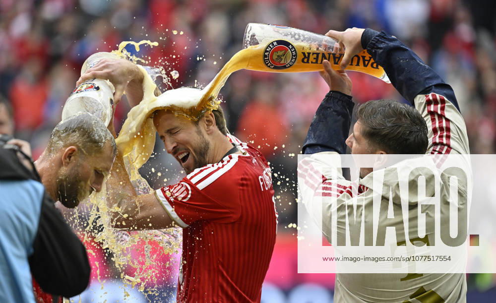 Meisterfeier, FC Bayern Muenchen feiert den 35. Meisterschaftstitel Schale Meisterschale Bierdusche, Weissbierdusche, Bier, Harry Kane FC Bayern Muenchen FCB (09) fuer Konrad Laimer FC Bayern Muenchen FCB (27) FC Bayern Muenchen FCB vs 1. FC Koeln 16.05.2026 DFL REGULATIONS PROHIBIT ANY USE OF PHOTOGRAPHS AS IMAGE SEQUENCES AND OR QUASI-VIDEO FC Bayern Muenchen FCB vs 1. FC Koeln
