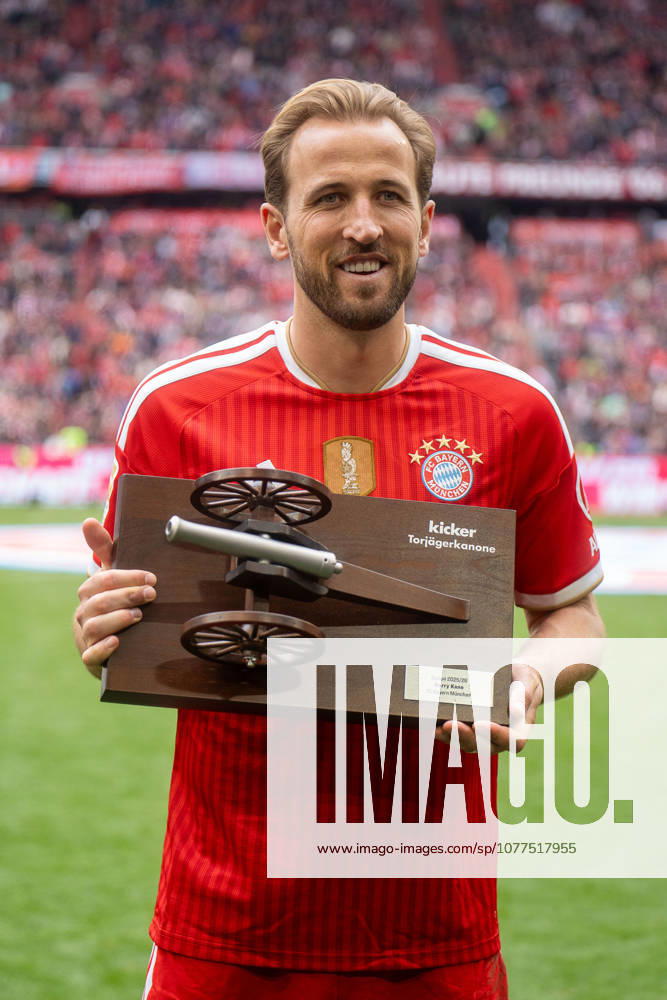 Harry Kane (FC Bayern Muenchen, 09) mit Torjaegerkanone, Torjubel, Jubel, Freude, Emotionen, Geste,, GER, FC Bayern Muenchen vs. 1. FC Koeln, Fussball, 1. Bundesliga, 34. Spieltag, Spielzeit 2025 2026, 16.05.2026, DFL REGULATIONS PROHIBIT ANY USE OF PHOTOGRAPHS AS IMAGE SEQUENCES AND OR QUASI-VIDEO, GER, FC Bayern Muenchen vs. 1. FC Koeln, Fussball, 1. Bundesliga, 34. Spieltag, Spielzeit 2025 2026, 16.05.2026, Muenchen