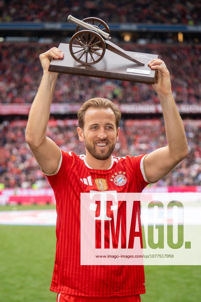 Harry Kane (FC Bayern Muenchen, 09) mit Torjaegerkanone, Torjubel, Jubel, Freude, Emotionen, Geste,, GER, FC Bayern Muenchen vs. 1. FC Koeln, Fussball, 1. Bundesliga, 34. Spieltag, Spielzeit 2025 2026, 16.05.2026, DFL REGULATIONS PROHIBIT ANY USE OF PHOTOGRAPHS AS IMAGE SEQUENCES AND OR QUASI-VIDEO, GER, FC Bayern Muenchen vs. 1. FC Koeln, Fussball, 1. Bundesliga, 34. Spieltag, Spielzeit 2025 2026, 16.05.2026, Muenchen