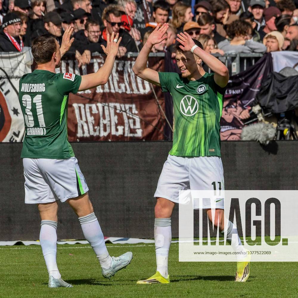 Torjubel nach dem 1:3 Torschütze 17 Dzenan Pejcinovic 31 Yannick Gerhardt ( Wolfsburg ) Deutschland , Hamburg , Millerntorstadion , Fussball , 1. Bundesliga , FC St Pauli - VFL Wolfsburg