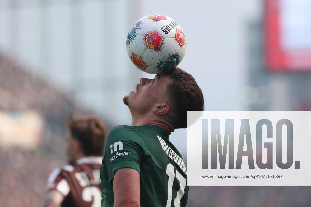St. Pauli vs. VfL, 1. BL Hamburg, 16.05.2026, Fußball, Herren, Saison 2025 2026, 1. BL, FC St. Pauli vs. VfL Wolfsburg: Dzenan Pejcinovic (VfL Wolfsburg) Millerntor-Stadion Deutschland