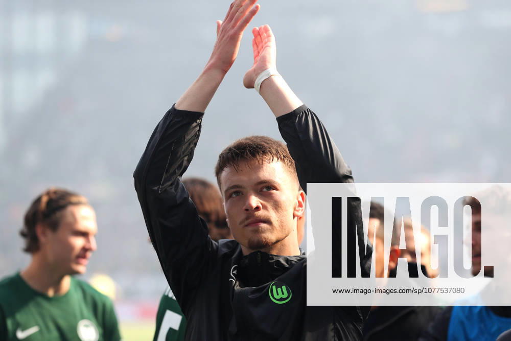 St. Pauli vs. VfL, 1. BL Hamburg, 16.05.2026, Fußball, Herren, Saison 2025 2026, 1. BL, FC St. Pauli vs. VfL Wolfsburg: Schlussjubel vor dem VfL-Wolfsburg Fanblock, Dzenan Pejcinovic (VfL Wolfsburg) Millerntor-Stadion Deutschland