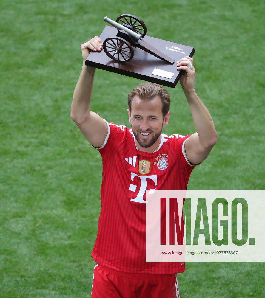1. Bundesliga, 34.Spieltag, FC Bayern vs 1.FC Koeln, Allianz Arena Muenchen, Fussball, im Bild: Harry Kane (FC Bayern Muenchen) mit der Torjaegerkanone