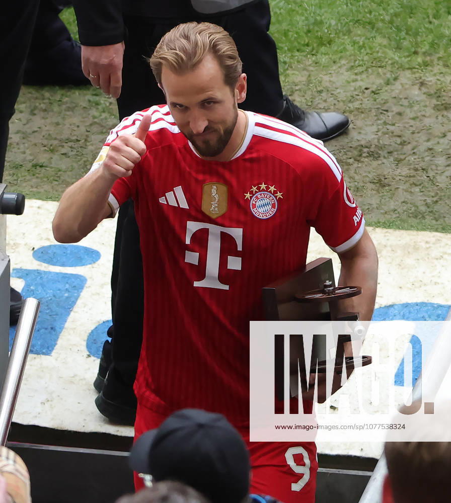 1. Bundesliga, 34.Spieltag, FC Bayern vs 1.FC Koeln, Allianz Arena Muenchen, Fussball, im Bild: Harry Kane (FC Bayern Muenchen) mit der Torjaegerkanone und Daume hoch