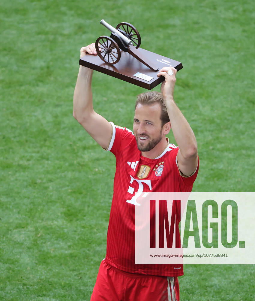 1. Bundesliga, 34.Spieltag, FC Bayern vs 1.FC Koeln, Allianz Arena Muenchen, Fussball, im Bild: Harry Kane (FC Bayern Muenchen) mit Torjaegerkanone