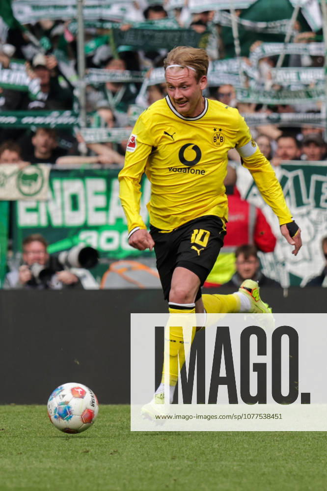 Fussball 1.Bundesliga, SV Werder Bremen - Borussia Dortmund v.l. Julian Brandt (Borussia Dortmund) Bremen