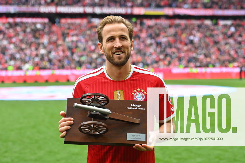 Harry KANE (Bayern Muenchen) mit der Kicker Torjaeger Kanone. Fussball 1. Bundesliga Saison 2025 2026, 34.Spieltag, Spieltag34 FC Bayern Muenchen - 1.FC Koeln 5-1 am 16.05.2026 , A L L I A N Z A R E N A.