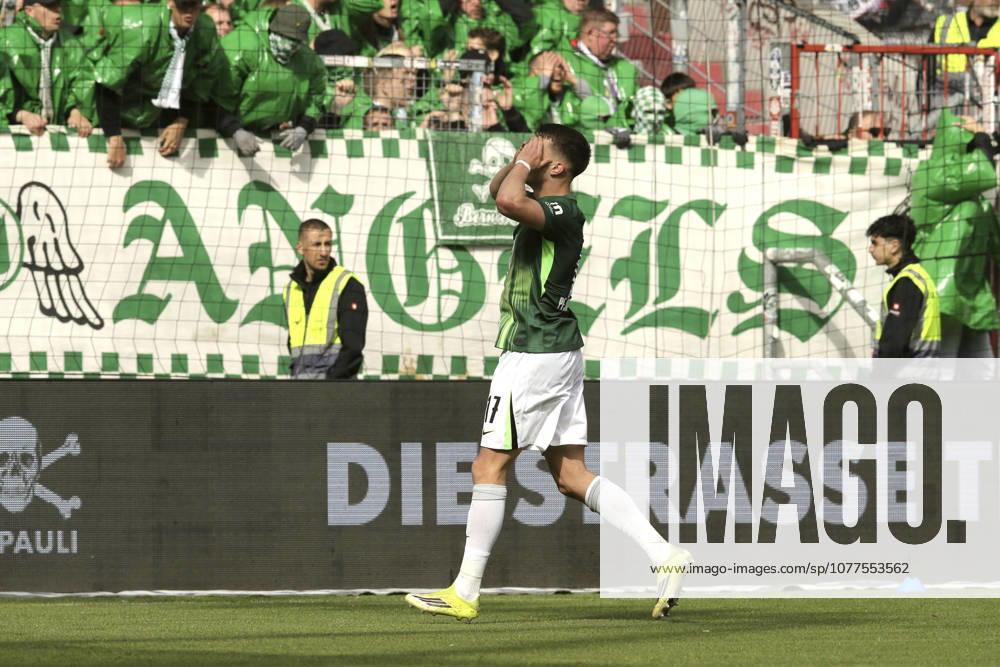 Foto : Enttäuschung bei Dzenan Pejcinovic (Wolfsburg) er verpasste hier gegen Hauke WAHL (Pauli) , die grosse Chance zur 1-2 Führung Fussball 1. Bundesliga , 34. Spieltag am Sa. 16.05.2026 FC St. Pauli - VfL Wolfsburg