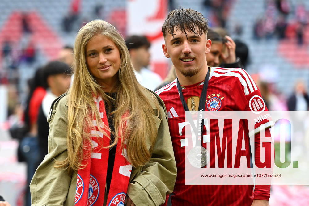Lennart KARL (Bayern Muenchen) mit Freundin Zoe KAEPPELE. Fussball 1. Bundesliga Saison 2025 2026, 34.Spieltag, Spieltag34 FC Bayern Muenchen - 1.FC Koeln 5-1 am 16.05.2026 , A L L I A N Z A R E N A.