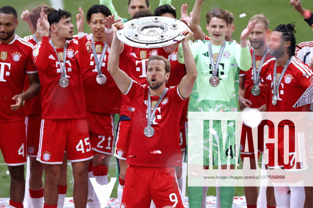 KANE Harry Team FC Bayern Muenchen bei der Siegerehrung mit der Meisterschale und der Mannschaft DFL Fussball Bundesliga Saison 2025 - 2026 Meisterfeier Deutscher Meister FC Bayern Muenchen Spiel FC Bayern Muenchen - 1.FC Koeln 5 : 1 am 16.05.2026 in Muenchen DFL REGULATIONS PROHIBIT ANY USE OF PHOTOGRAPHS as IMAGE SEQUENCES and or QUASI-VIDEO