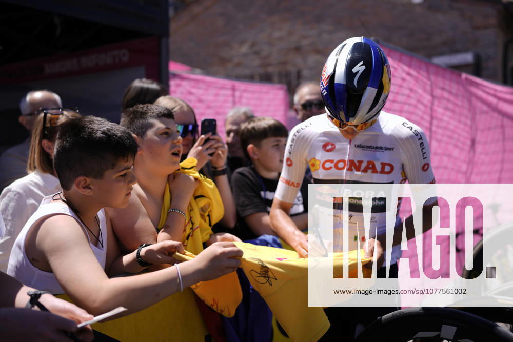 Italys Giulio Pellizzari of Red Bull - Bora - Hansgrohe White jersey during Stage 9 of the Giro dItalia from Cervia to Corno alle Scale, Italy, Sunday May 17, 2026.
