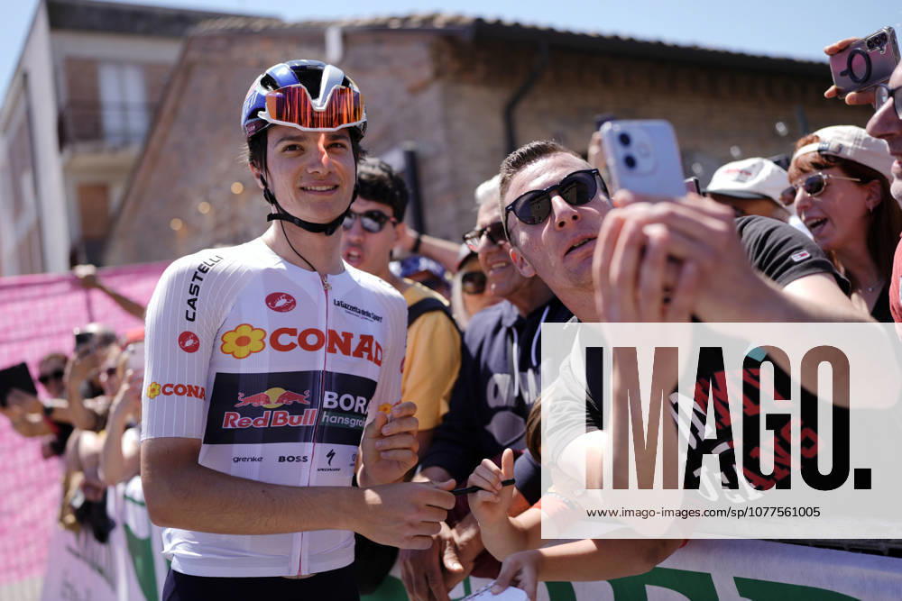 Italys Giulio Pellizzari of Red Bull - Bora - Hansgrohe White jersey during Stage 9 of the Giro dItalia from Cervia to Corno alle Scale, Italy, Sunday May 17, 2026.