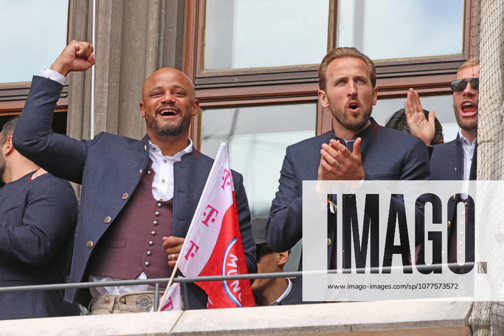 V.l. Trainer Vincent Kompany, 9 Harry Kane, 27 Konrad Laimer, Portraet, Portrait, Marienplatz, 35. Meistertitel, Meisterfeier, Rathausbalkon, Rathaus, Meisterschale, wird präsentiert, Oberbürgermeister Dominik Krause, Fussball 1. BL FC Bayern München - 17.05.2026 Allianz Arena FOTO: Mladen Lackovic LakoPress