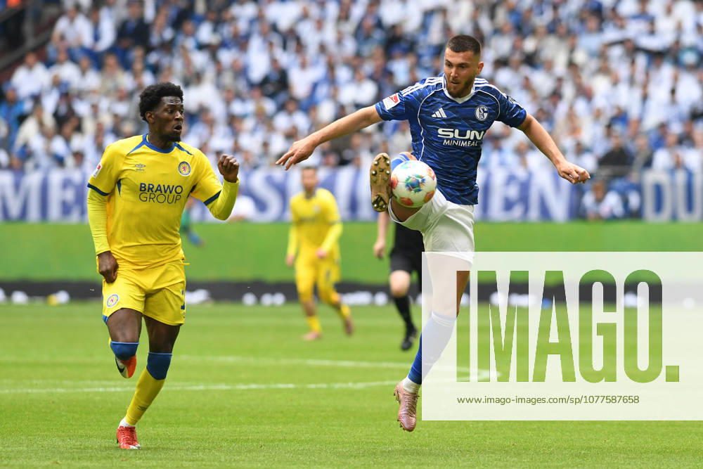 Hasan Kurucay (FC Schalke 04) in Aktion, am Ball, Einzelaktion waehrend des Spiels der 2. Bundesliga zwischen FC Schalke 04 und Eintracht Braunschweig, Veltins-Arena am 17. May 2026 in Gelsenkirchen, Deutschland. (Foto von Ralf Treese DeFodi Images) +++ Hasan Kurucay (FC Schalke 04) controls the ball during the 2. Bundesliga match between FC Schalke 04 and Eintracht Braunschweig at Veltins-Arena on May 17, 2026 in Gelsenkirchen, Germany. (Photo by Ralf Treese DeFodi Images) (Photo by Ralf Treese DeFodi Images) -