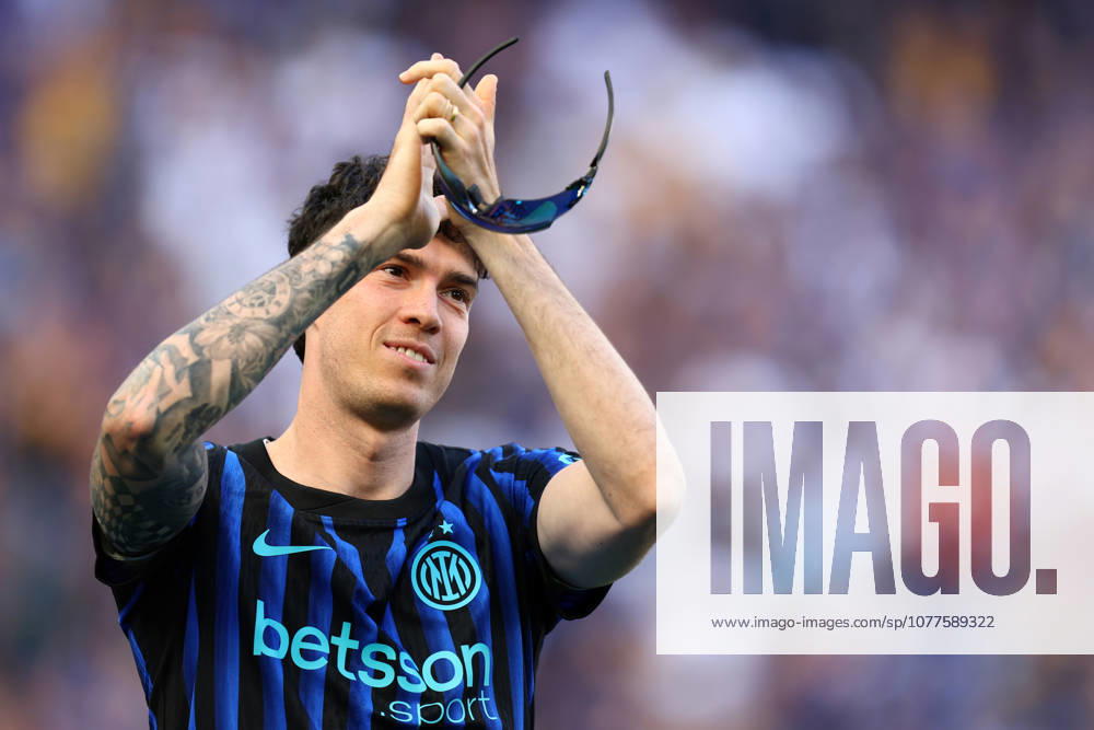Serie A Fc Internazionale - Hellas Verona FC Alessandro Bastoni of Fc Internazionale celebrates the championship victory after the Serie A match beetween Fc Internazionale and Hellas Verona FC at Stadio Giuseppe Meazza on May 17 2026 in Milan Italy . Milano Stadio Giuseppe Meazza Italy
