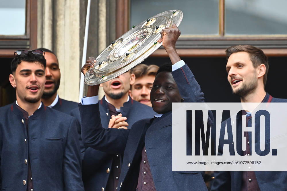 Bara Sapoko NDIAYE (FCB) mit Schale,Meisterschale,Pokal,Cup,Trophaee. Meisterfeier FC Bayern Muenchen auf dem Rathausbalkon auf dem Marienplatz in Muenchen am 17.05.2026. Fussball 1. Bundesliga Saison 2025 2026, 34.Spieltag,