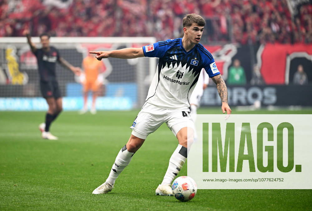 Fussball, Bundesliga, Deutschland, Herren, Saison 2025 2026, 34. Spieltag, BayArena Leverkusen: Bayer Leverkusen - Hamburger SV 1:1; Luka Vuskovic (HSV). Aktion, Einzelbild.
