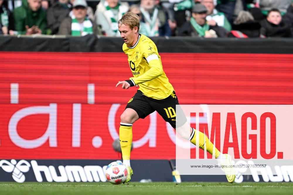 1. Bundesliga: SV Werder Bremen - Borussia Dortmund am 16.05.2026 im Weserstadion in Bremen Julian Brandt (Dortmund) am Ball.