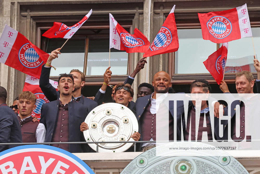 Trainer Vincent Kompany (Mitte), 20 Tom Bischof, 45 Aleksandar Pavlovic, 9 Harry Kane 42, Lennart Karl, Co-Trainer Daniel Fradley, TW-TR Michael Rechner, jubeln, Balkon, Fahne, Marienplatz, 35. Meistertitel, Meisterfeier, Rathausbalkon, Rathaus, Meisterschale, wird präsentiert, Fussball 1. BL FC Bayern München - 17.05.2026 München Marienplatz FOTO: Mladen Lackovic LakoPress