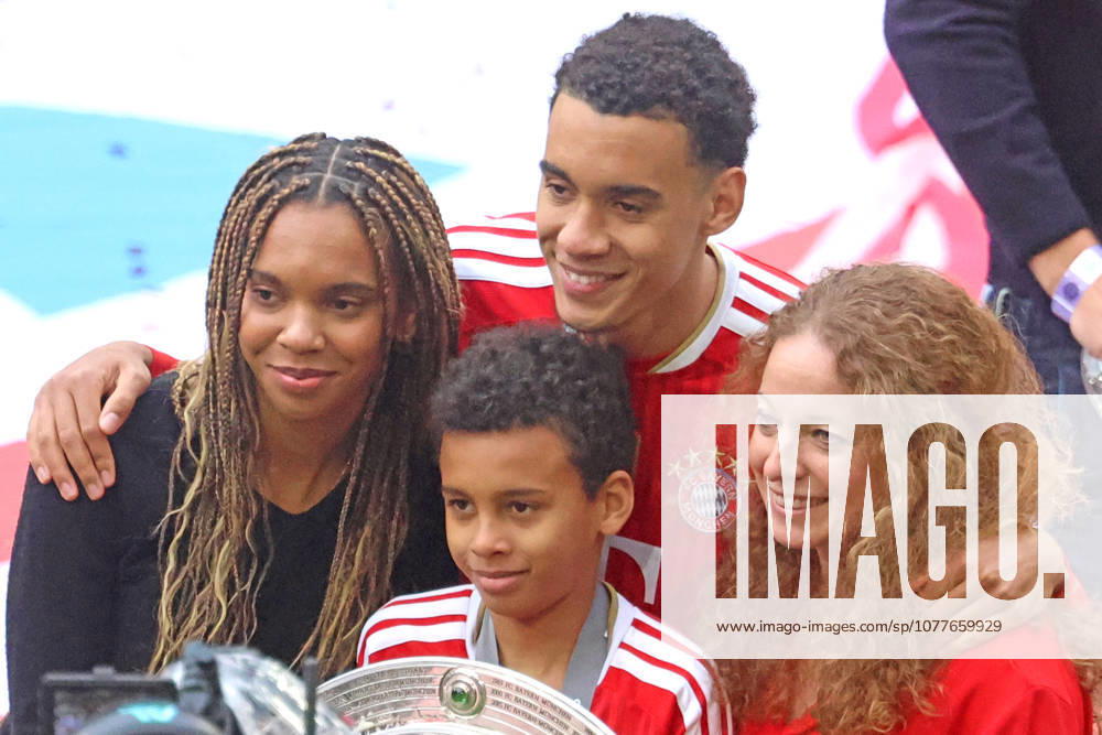 10 Jamal Musiala (FCB) mit Familie, Mama Carolin, Bruder Jerrell und Schwester Latisha, Meisterschale Fussball 1. BL FC Bayern München - 1. FC Köln 16.05.2026 Allianz Arena FOTO: Mladen Lackovic LakoPress