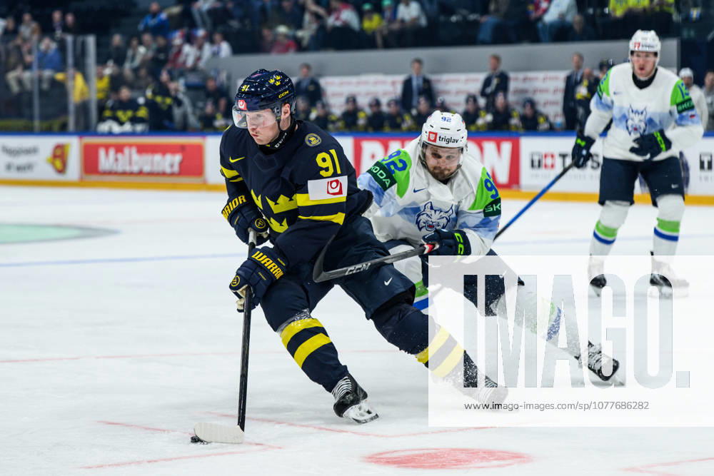 Carl Grundström of Sweden and Anze Kuralt of Slovenia during the 2026 IIHF Ice hockey, Eishockey World Championship, WM, Weltmeisterschaft between Sweden and Slovenia on May 20, 2026 in Fribourg. Photo: Jesper Zerman BILDBYRAN kod JZ JZ0722 ishockey ice hockey ishockey-vm 2026 vm 2026 iihf world championship sverige sweden slovenia bbeng bbauto