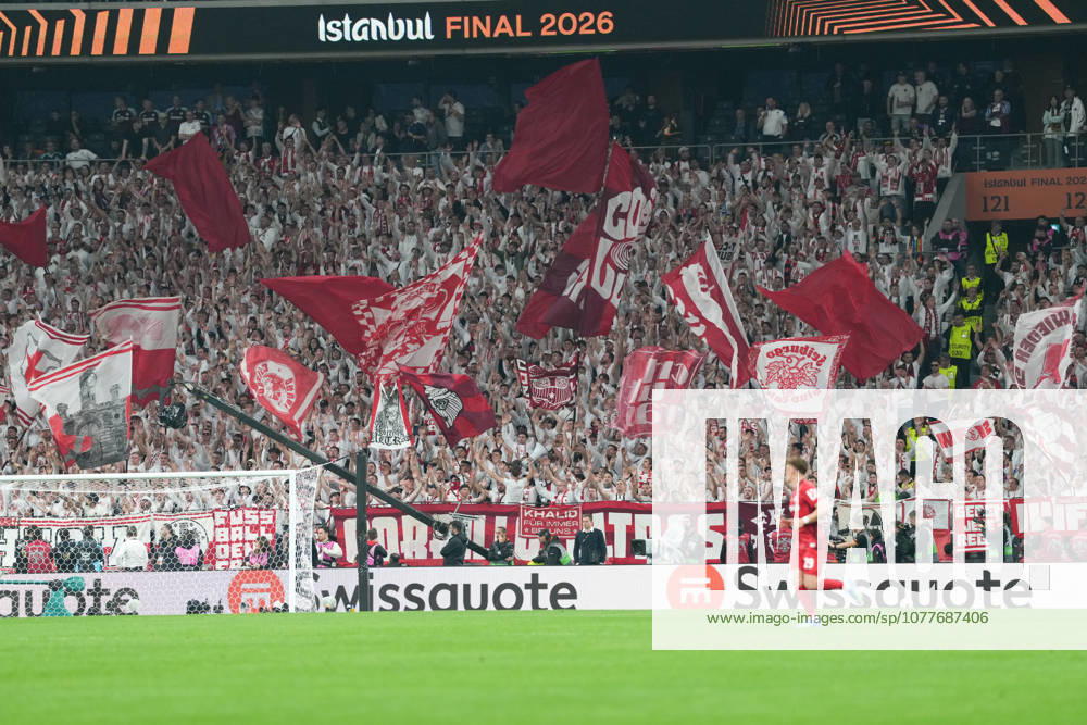 Fans, Ultras in der Kurve, Fankurve unterstützen ihre Mannschaft, Fahnen, Schal, Support, Alle in Weiß , Türkei, Fussball, UEFA Europa League, Finale, 2025 2026, SC Freiburg vs. Aston Villa, 20.05.2026, TüpraÅü Stadium, BeÅüiktaÅü Park, Istanbul Istanbul TüpraÅü Stadium, BeÅüiktaÅü Par Istanbul Türkei
