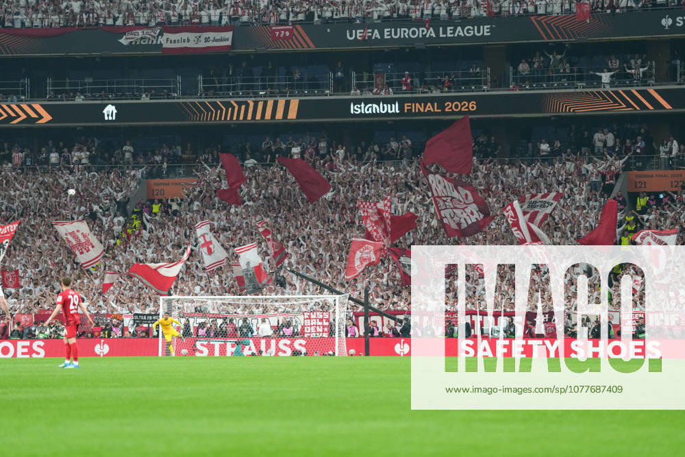 Fans, Ultras in der Kurve, Fankurve unterstützen ihre Mannschaft, Fahnen, Schal, Support, Alle in Weiß , Türkei, Fussball, UEFA Europa League, Finale, 2025 2026, SC Freiburg vs. Aston Villa, 20.05.2026, TüpraÅü Stadium, BeÅüiktaÅü Park, Istanbul Istanbul TüpraÅü Stadium, BeÅüiktaÅü Par Istanbul Türkei