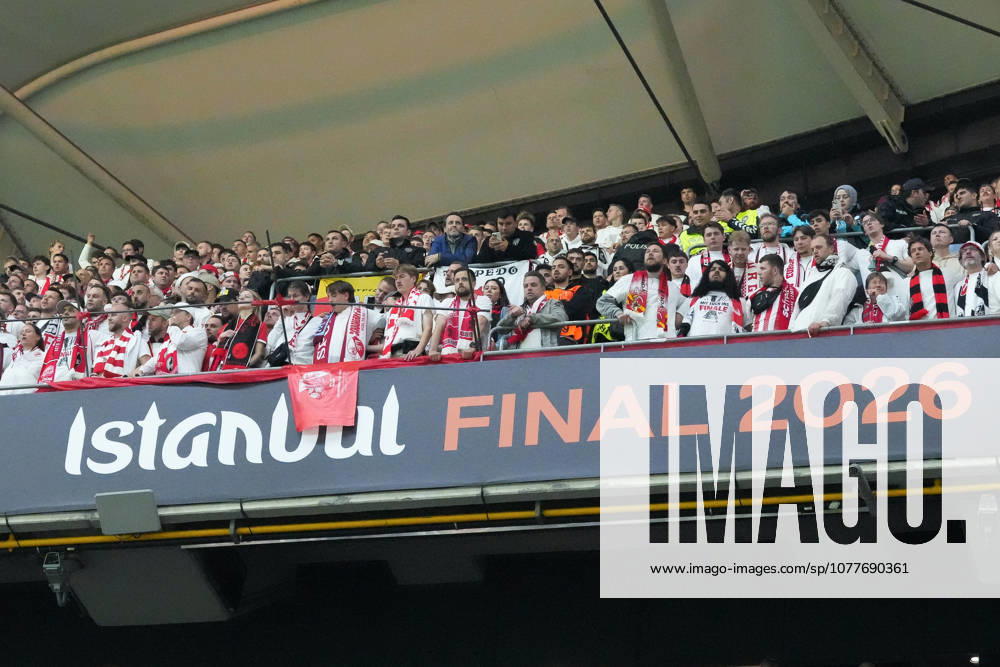 Fans, Ultras in der Kurve, Fankurve unterstützen ihre Mannschaft, Fahnen, Schal, Support, Alle in Weiß , Türkei, Fussball, UEFA Europa League, Finale, 2025 2026, SC Freiburg vs. Aston Villa, 20.05.2026, TüpraÅü Stadium, BeÅüiktaÅü Park, Istanbul Istanbul TüpraÅü Stadium, BeÅüiktaÅü Par Istanbul Türkei