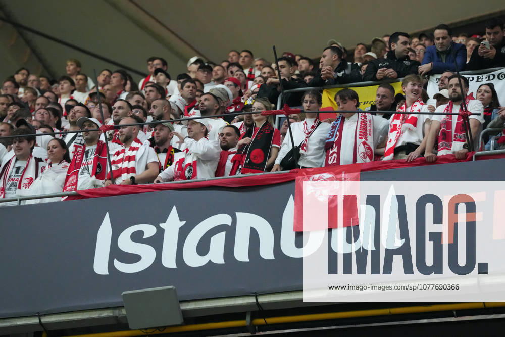 Fans, Ultras in der Kurve, Fankurve unterstützen ihre Mannschaft, Fahnen, Schal, Support, Alle in Weiß , Türkei, Fussball, UEFA Europa League, Finale, 2025 2026, SC Freiburg vs. Aston Villa, 20.05.2026, TüpraÅü Stadium, BeÅüiktaÅü Park, Istanbul Istanbul TüpraÅü Stadium, BeÅüiktaÅü Par Istanbul Türkei