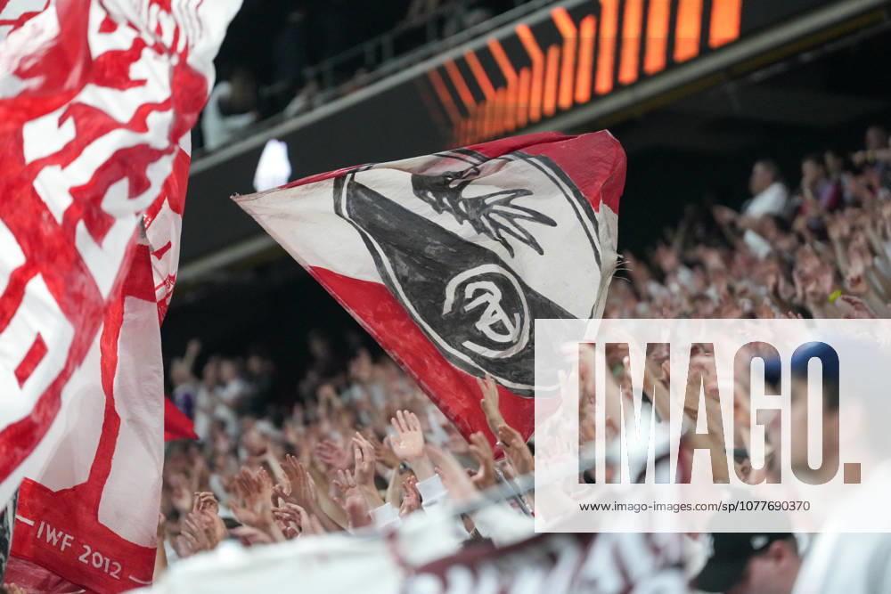 Fans, Ultras in der Kurve, Fankurve unterstützen ihre Mannschaft, Fahnen, Schal, Support, Alle in Weiß , Türkei, Fussball, UEFA Europa League, Finale, 2025 2026, SC Freiburg vs. Aston Villa, 20.05.2026, TüpraÅü Stadium, BeÅüiktaÅü Park, Istanbul Istanbul TüpraÅü Stadium, BeÅüiktaÅü Par Istanbul Türkei