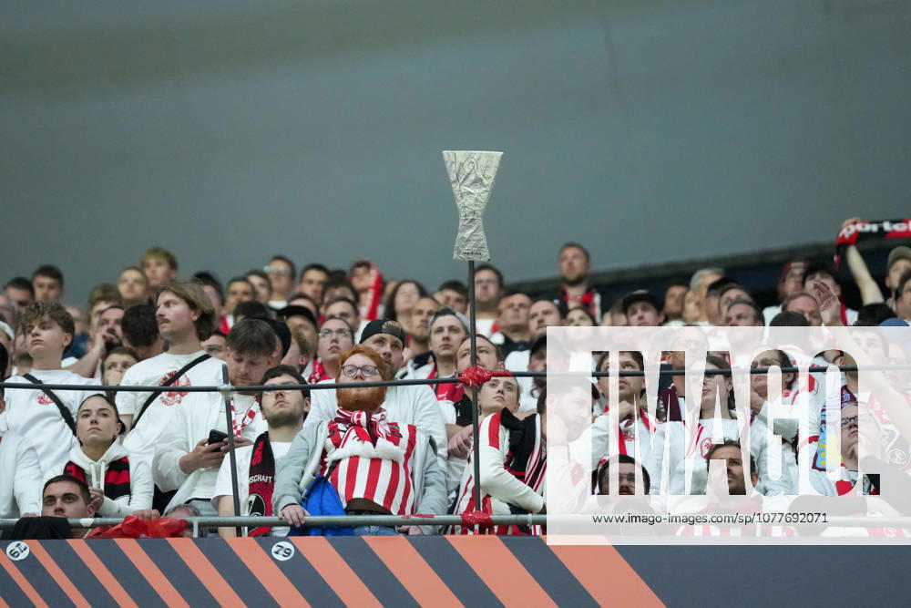 Fans, Ultras in der Kurve, Fankurve unterstützen ihre Mannschaft, Fahnen, Schal, Support, Alle in Weiß , Türkei, Fussball, UEFA Europa League, Finale, 2025 2026, SC Freiburg vs. Aston Villa, 20.05.2026, TüpraÅü Stadium, BeÅüiktaÅü Park, Istanbul Istanbul TüpraÅü Stadium, BeÅüiktaÅü Par Istanbul Türkei