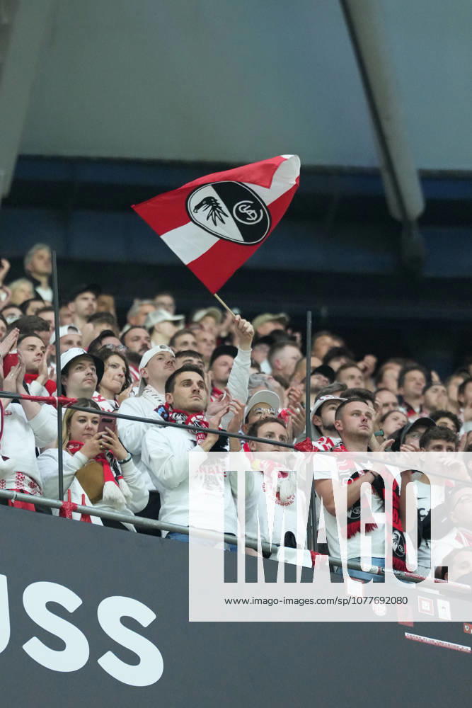 Fans, Ultras in der Kurve, Fankurve unterstützen ihre Mannschaft, Fahnen, Schal, Support, Alle in Weiß , Türkei, Fussball, UEFA Europa League, Finale, 2025 2026, SC Freiburg vs. Aston Villa, 20.05.2026, TüpraÅü Stadium, BeÅüiktaÅü Park, Istanbul Istanbul TüpraÅü Stadium, BeÅüiktaÅü Par Istanbul Türkei